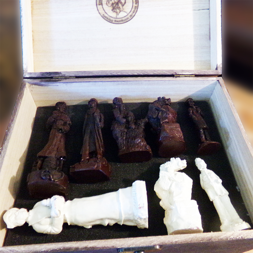 Sherlock And The Hound - Earth and Ivory Color Chess Set